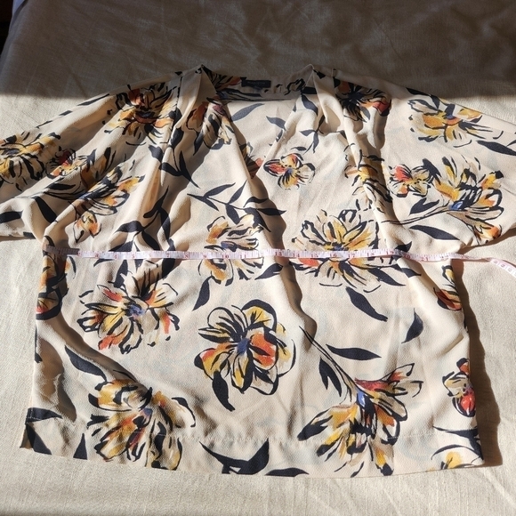 Madison floral print top Women's size small - Picture 7 of 9